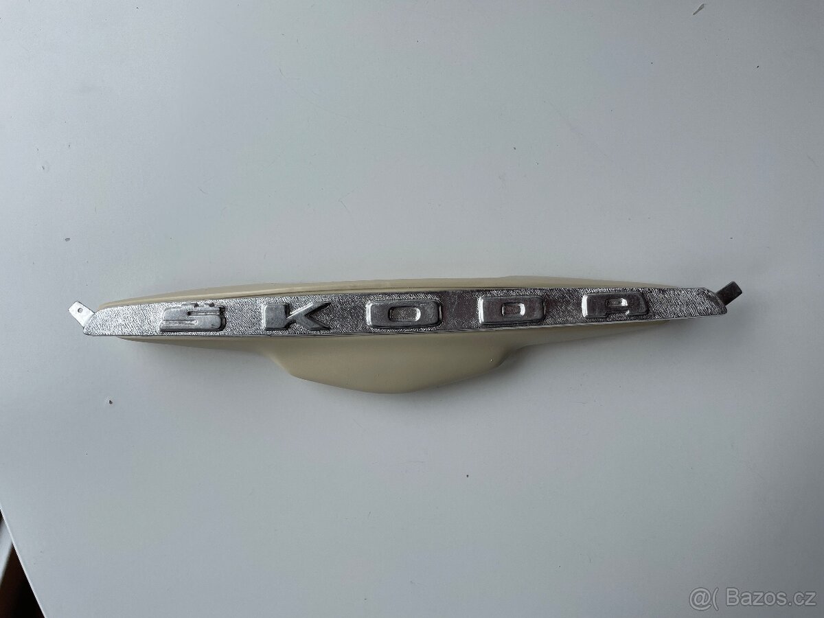 Madlo zadní kapoty Škoda Spartak Octavia Felicia