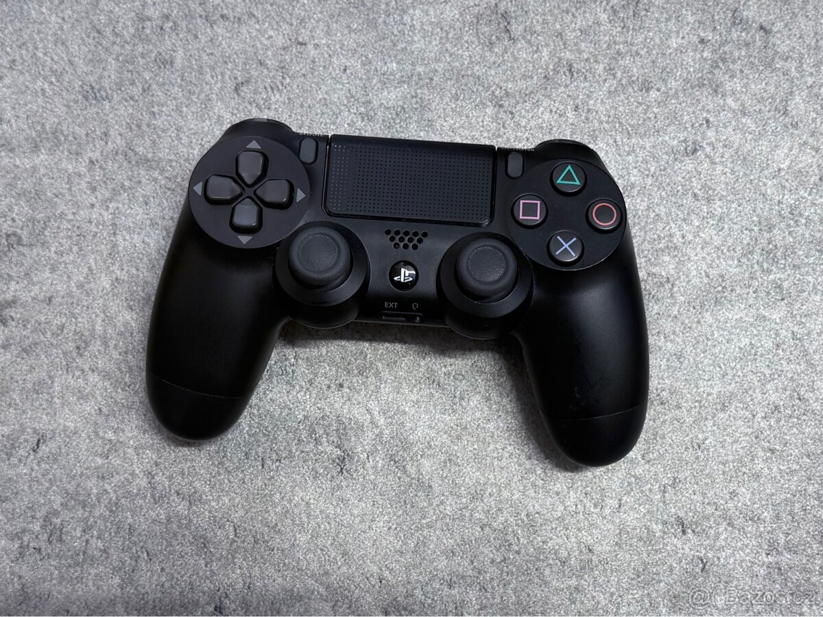 - PS4 Sony ovladač -