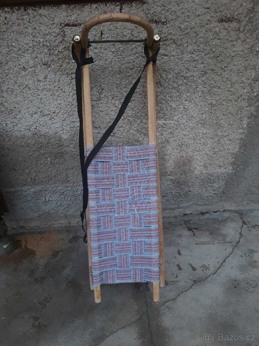Prodám sáňky.
