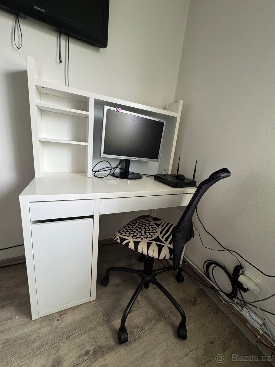 IKEA psací stůl Micke s nástavcem a dětskou židlí