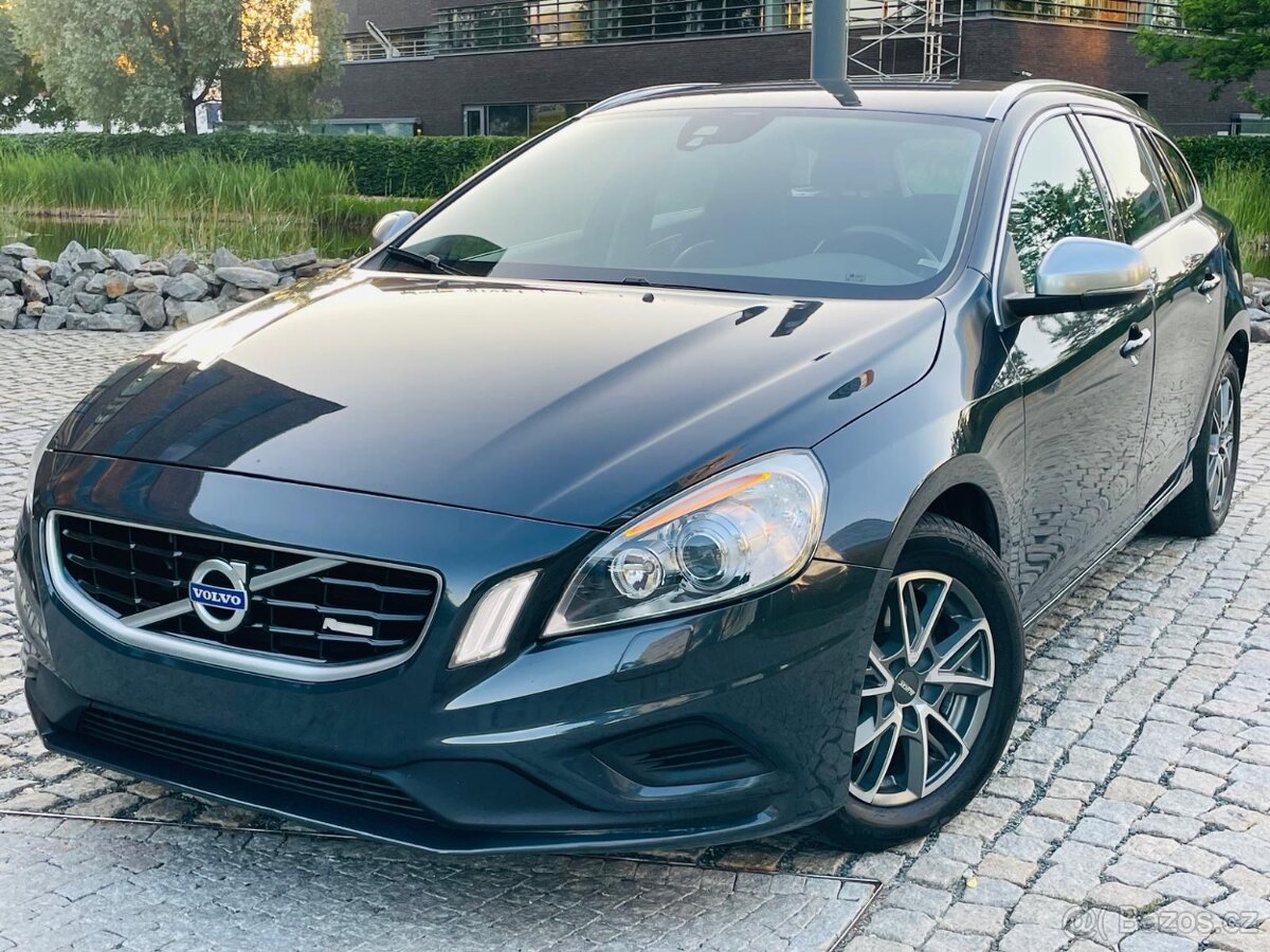 Volvo V60 2.0D 120KW 5VALEC AUTOMAT SENZORY VÝHŘEV R-DESIGN
