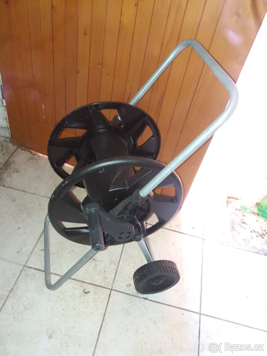 Černý Vozík na zahradni hadici