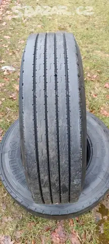 Prodám 2x zimní vodící nákladní pneu 235/75R17.5