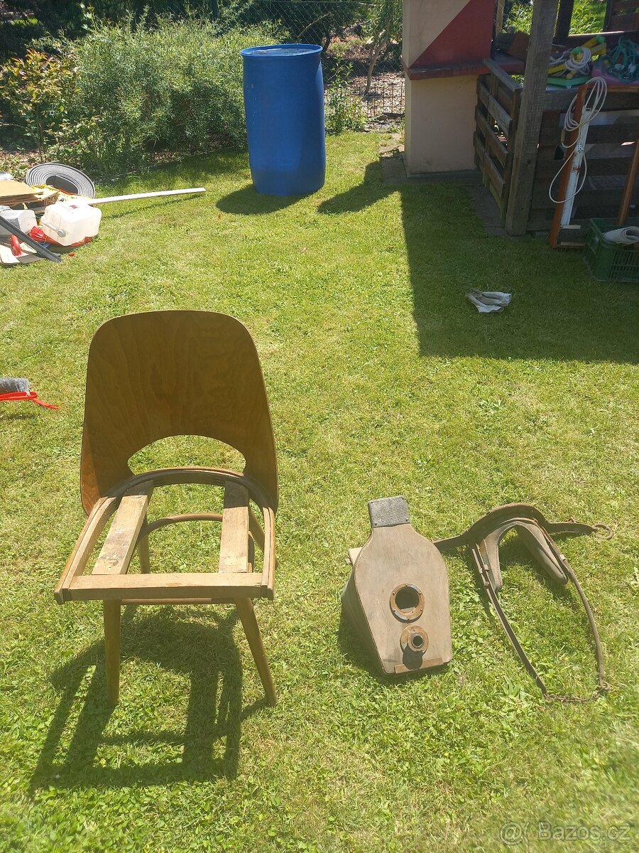 Židle, měch a chomout