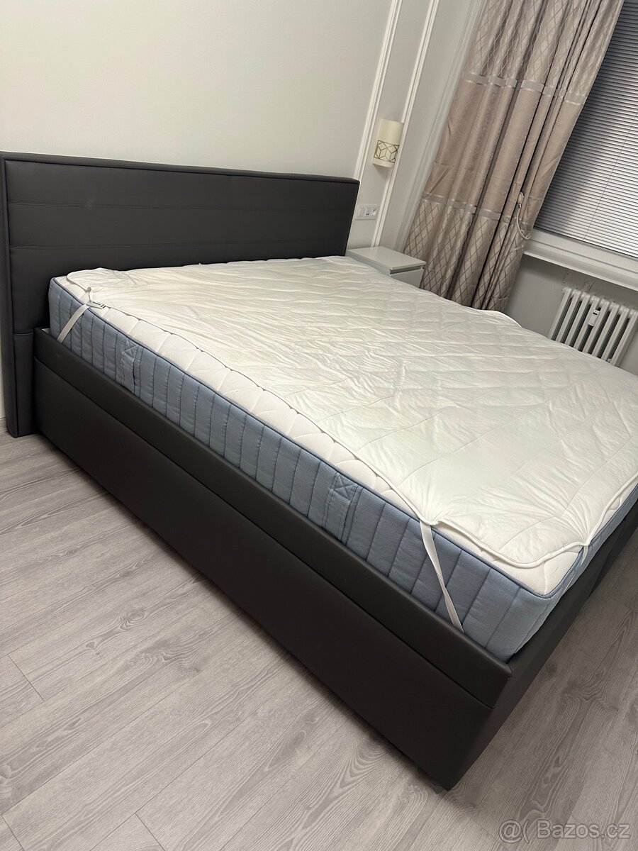 Moderní manželská postel s měkkým čelem
