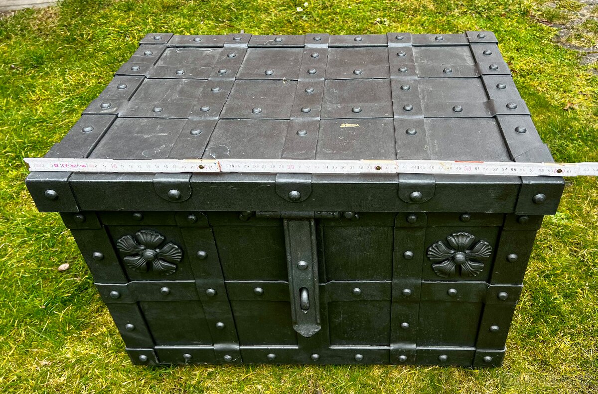 Kovová truhla / trezor