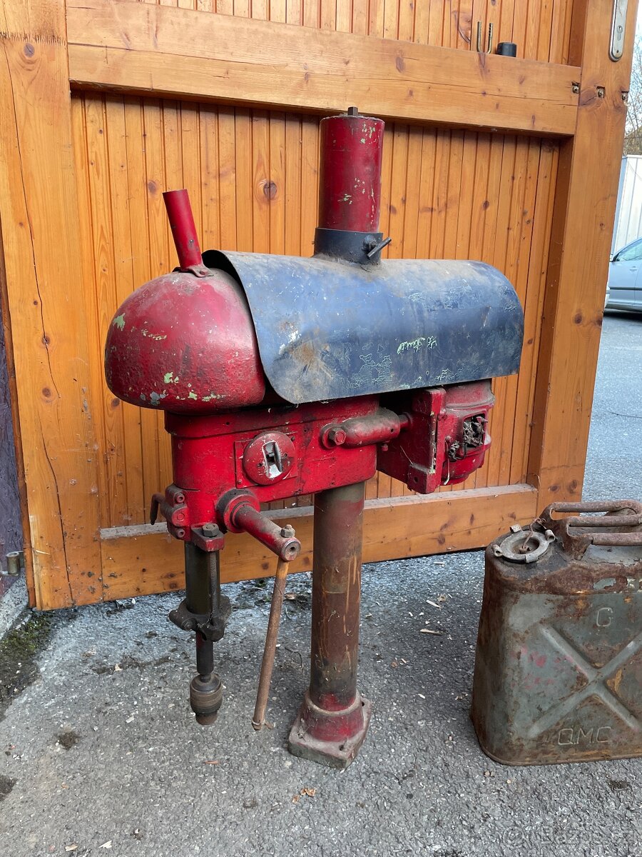 Stará sloupová vrtačka