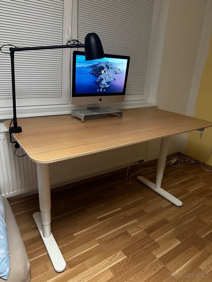 Polohovaci psaci stůl Ikea Bekant