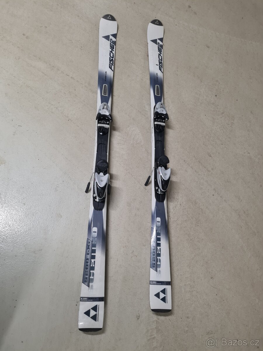 Sjezdové carvingové lyže + lyžáky + hůlky