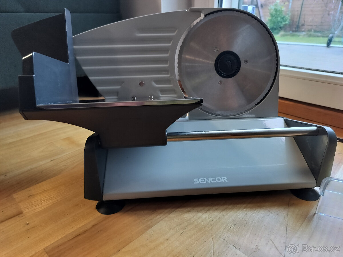 elektrický kráječ potravin Sencor SFS 4050 SS.