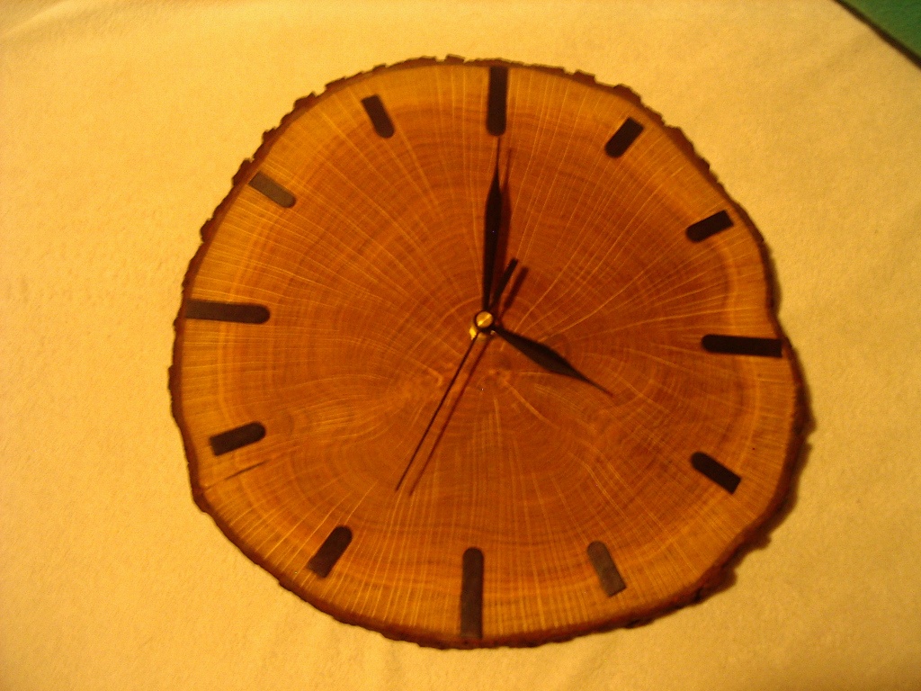 Nástěnné dřevěné hodiny