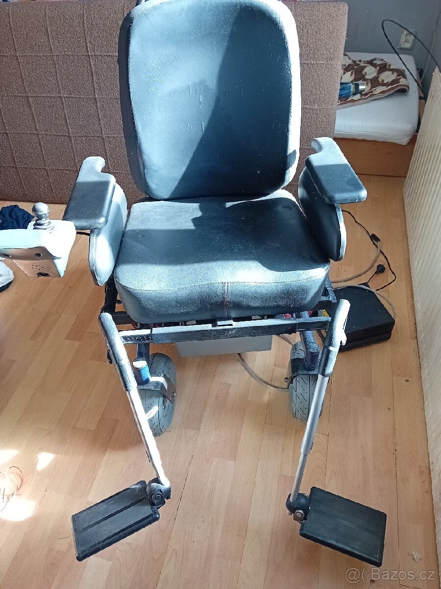 Invalidní elektrický vozík