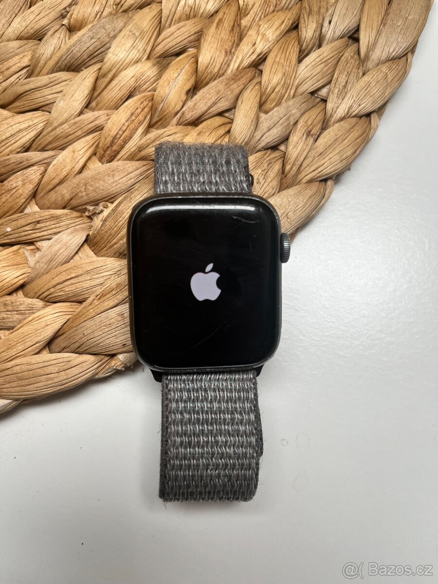 Chytré hodinky Apple Watch series 4