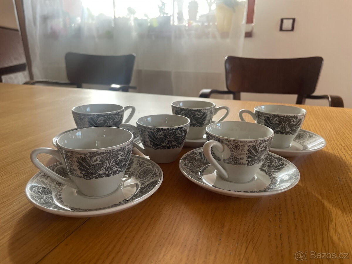 Sada porcelánových hrníčků na espreso s podšálky