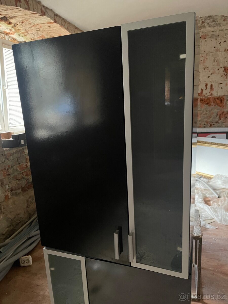 Věnuji závěsné skříňky