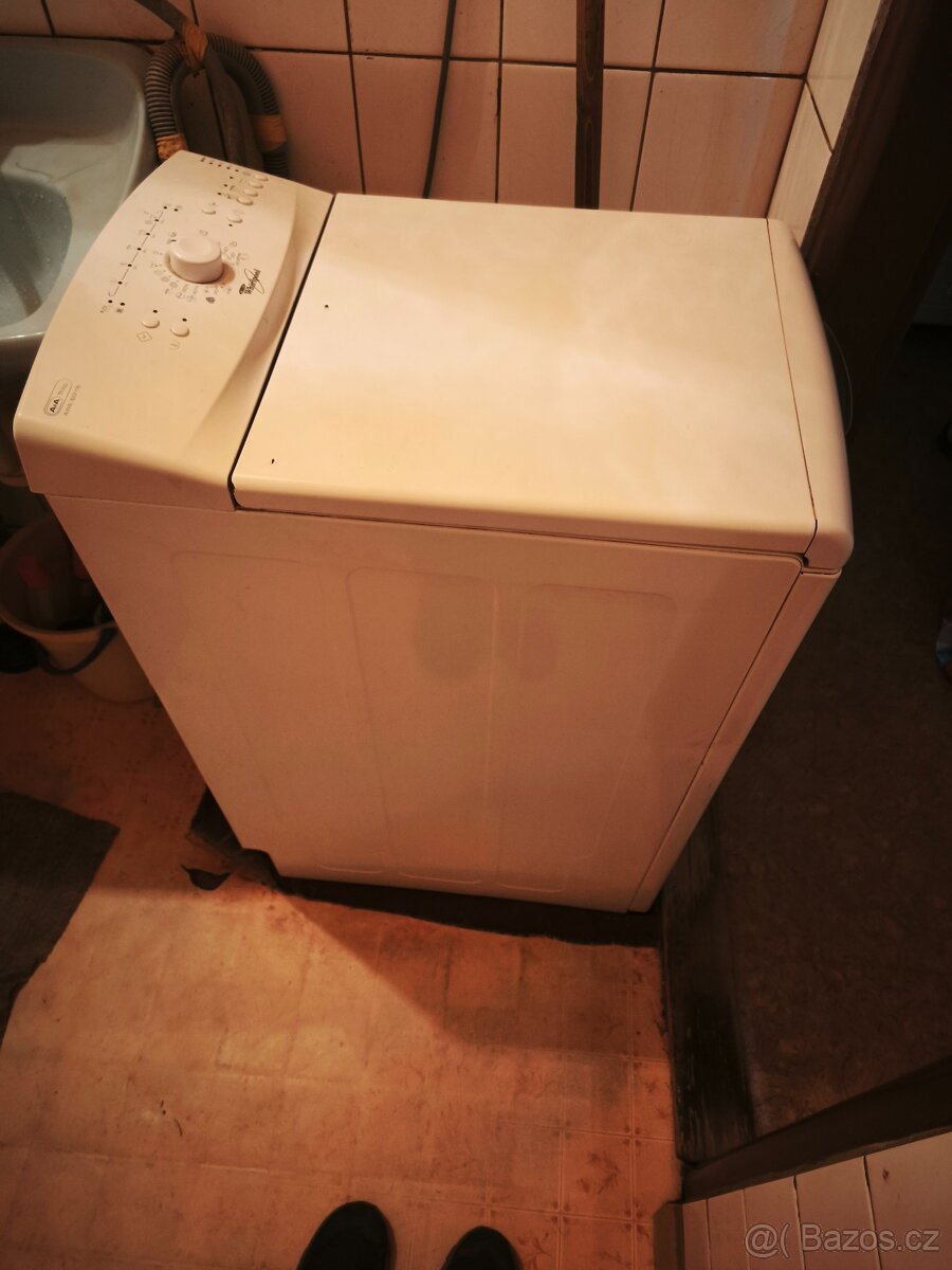 Automatická pračka vrchem plněná a malá z boku