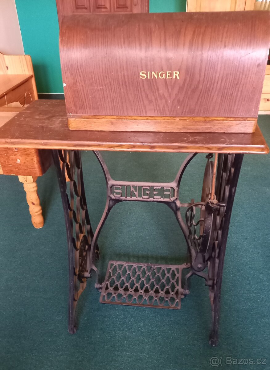 Starožitný šlapací šicí stroj SINGER