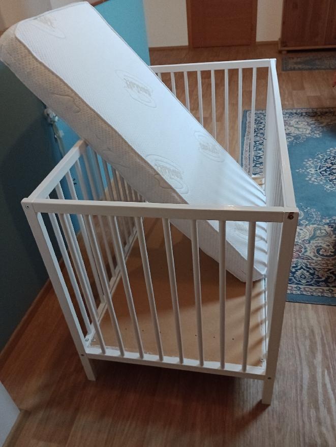 dětská dřevěná postýlka