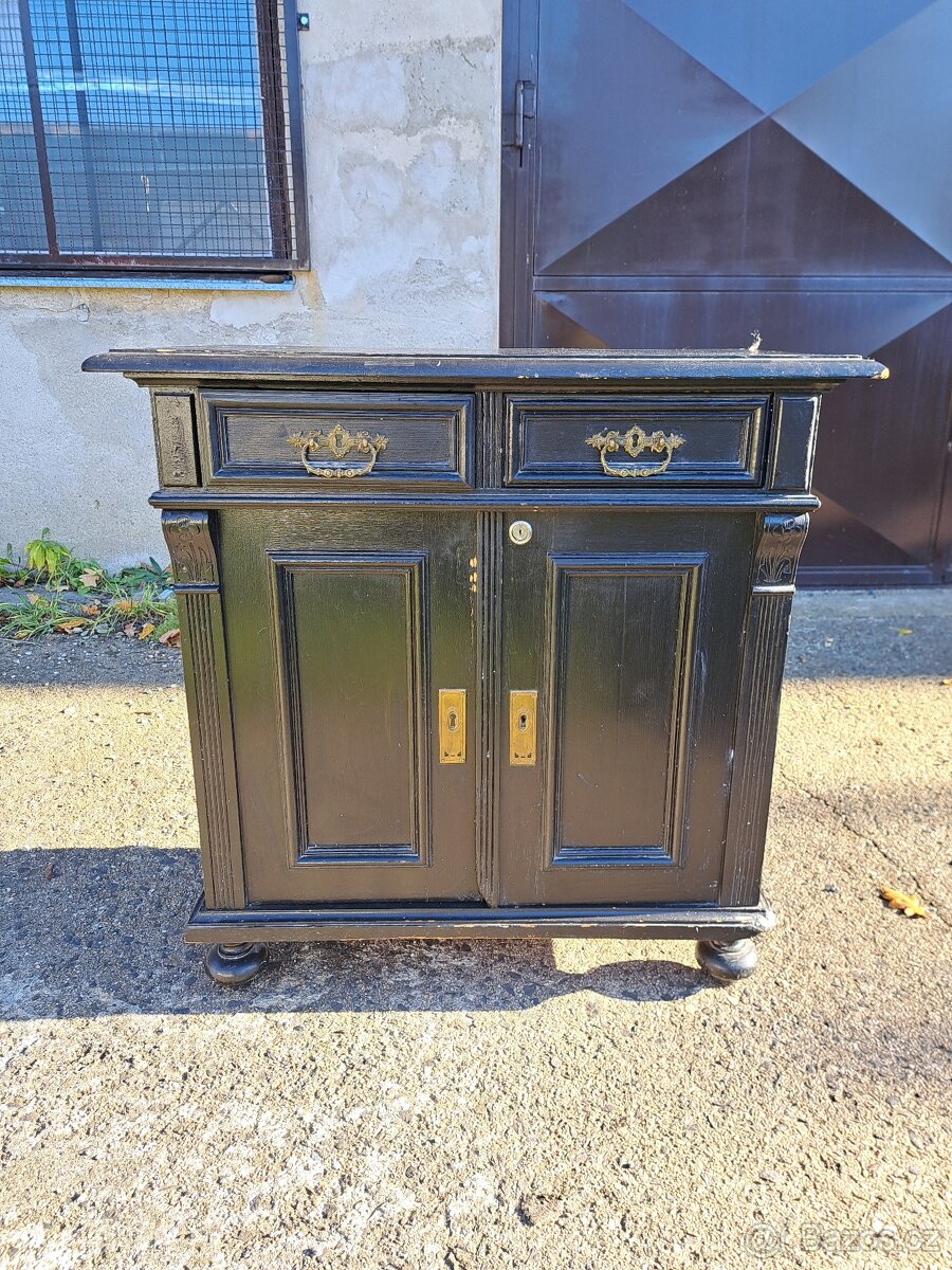 Starožitná skříňka