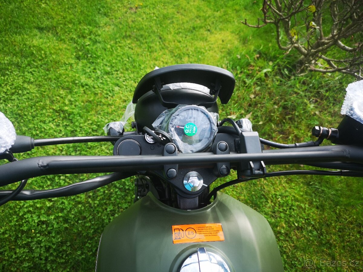 Brixton 125, nový, škrábanec na nádrži.