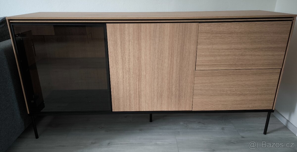 Komoda s osvětlením