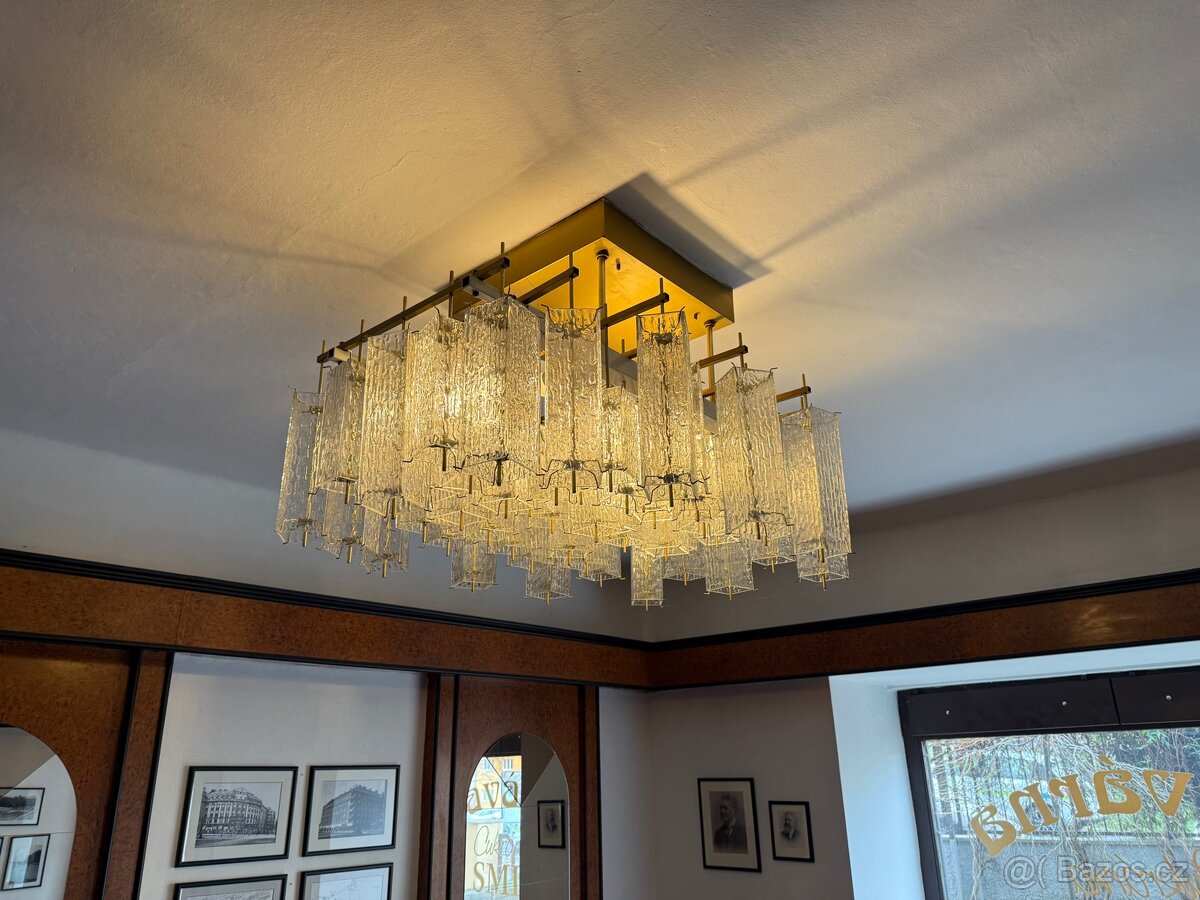 Skleněný lustr