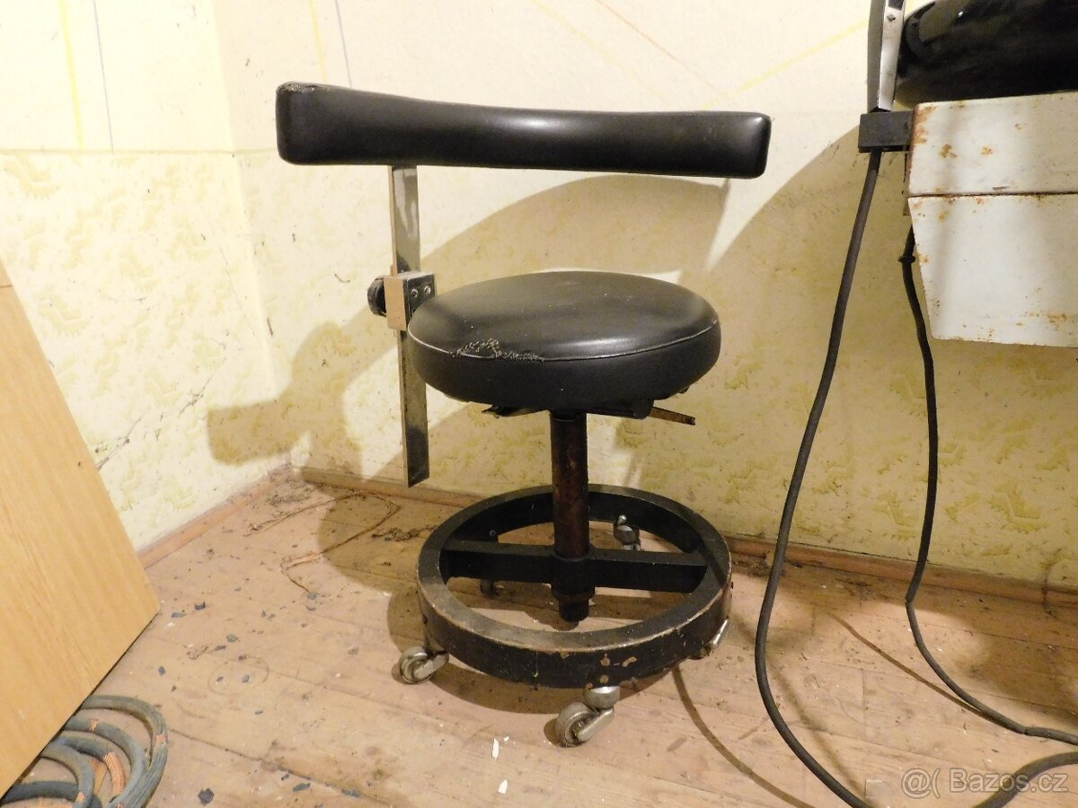 Zdravotnická židle Chirana, otočná, pístová (vzduchová)