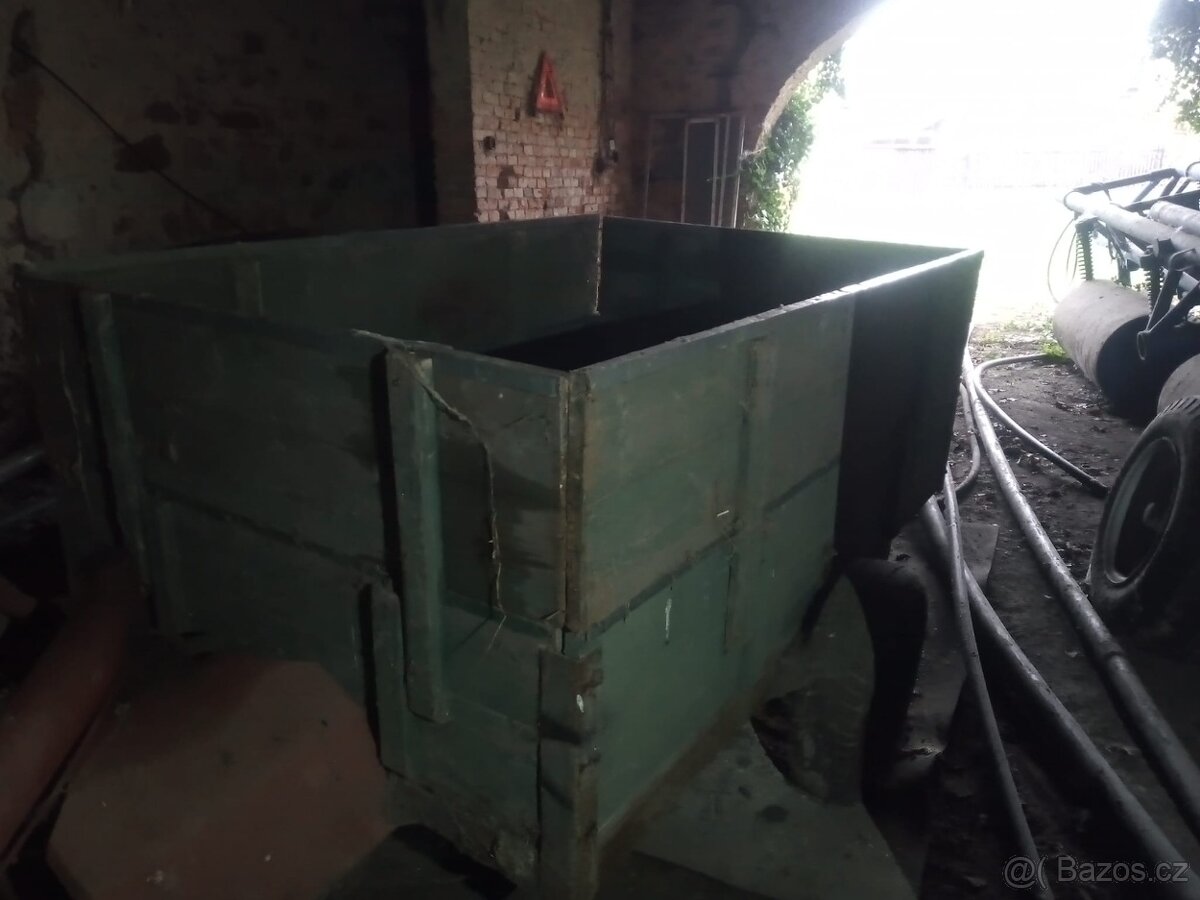 Dvojkolová  kára z nástavbami