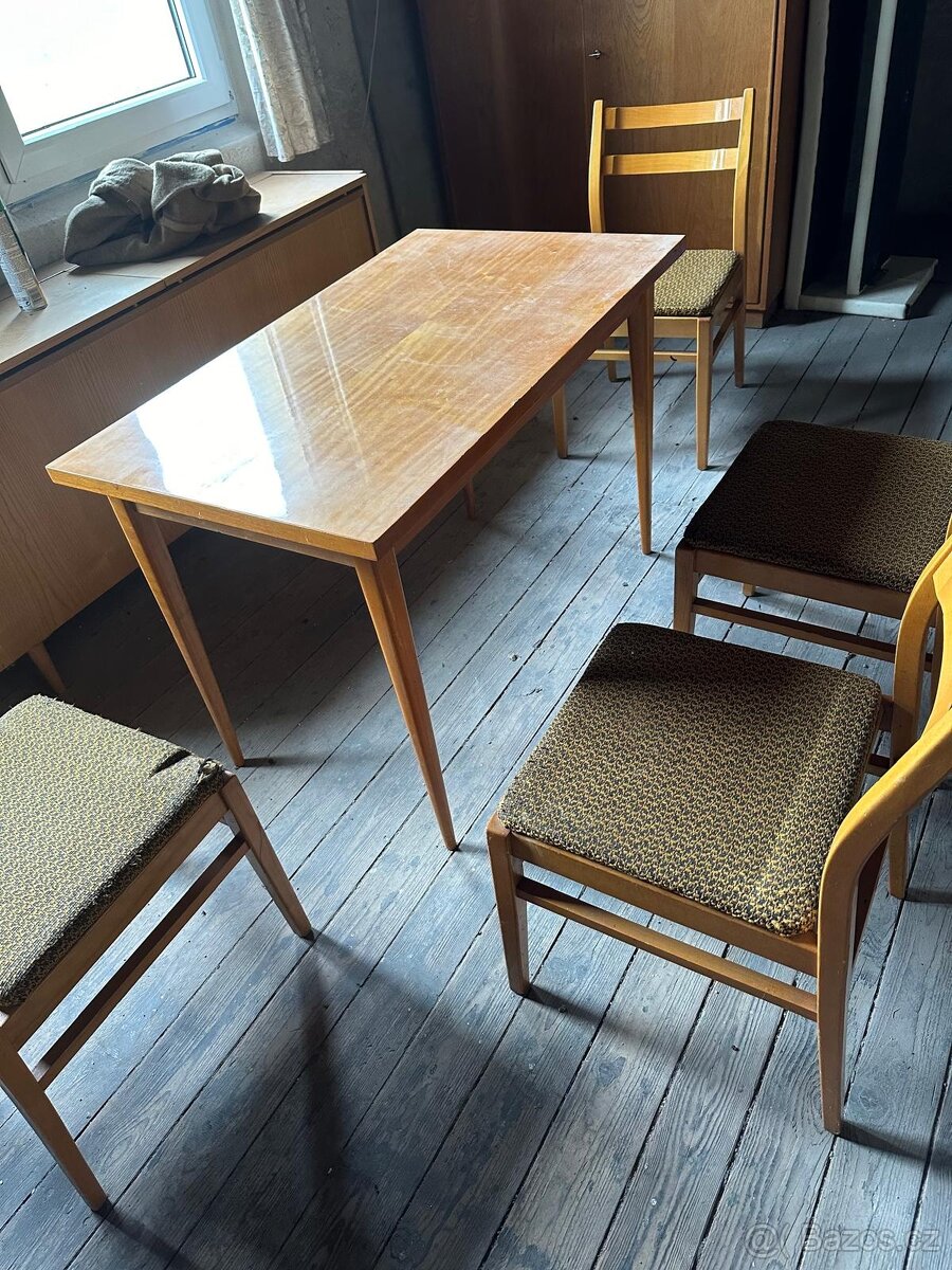 Jídelní stůl  110x65 plus 4x židle