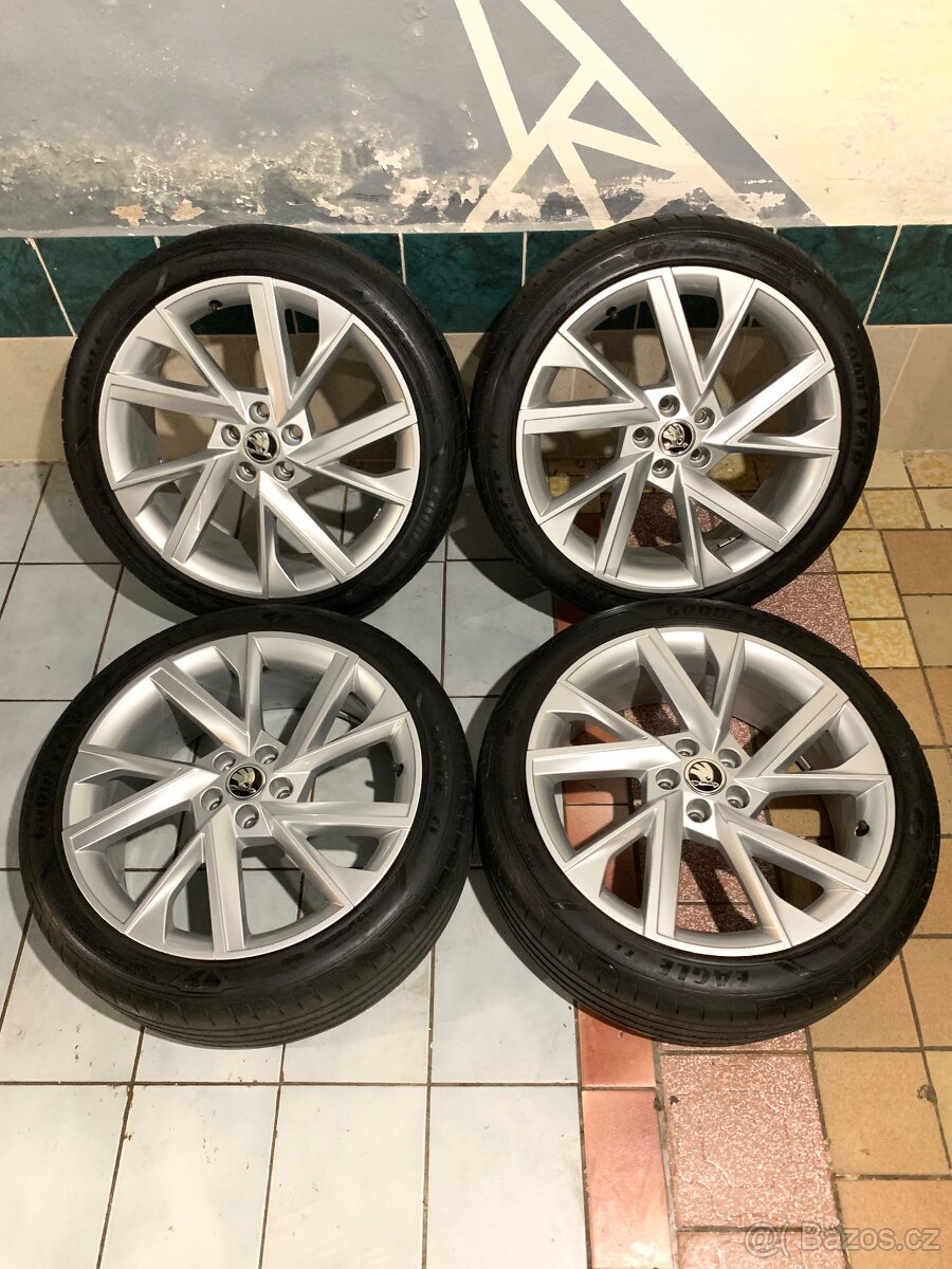 Alu kola Škoda SCALA R18 5X100 LETNÍ PNEU 205/45 R18 VEGA
