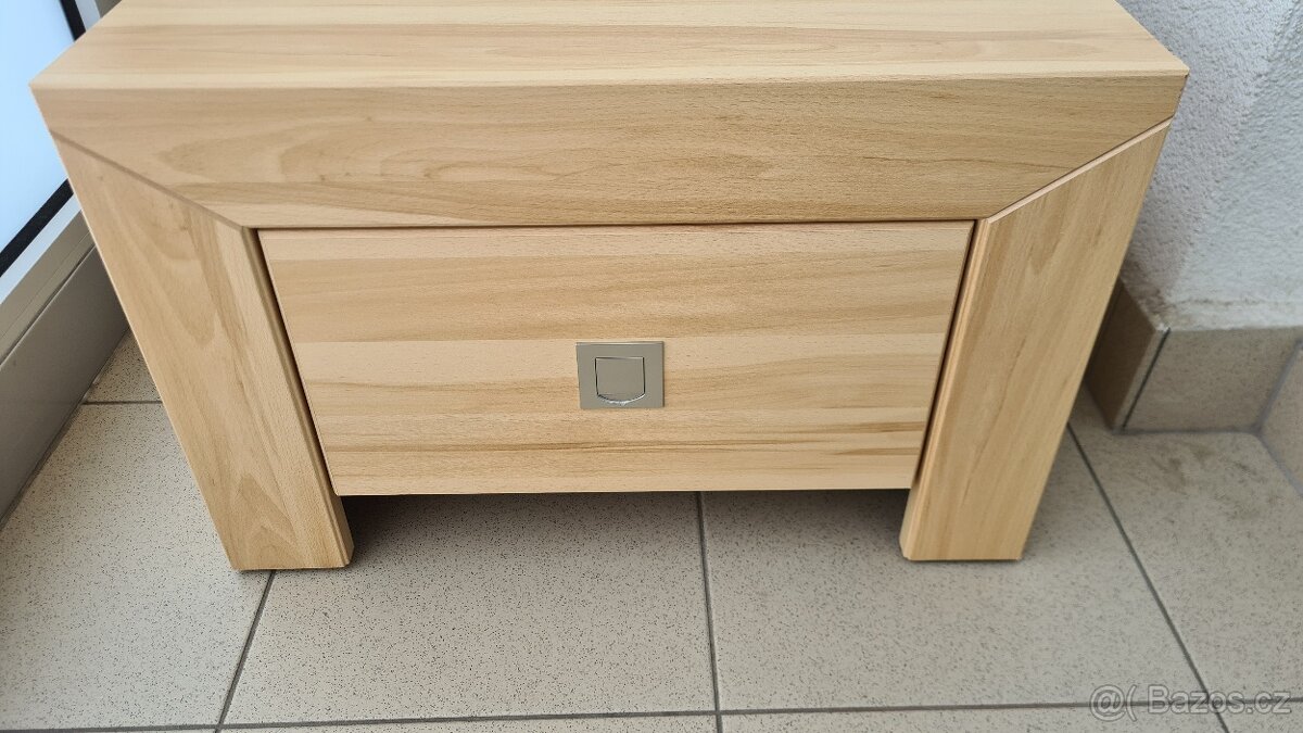 Noční stolek k posteli, ložnice