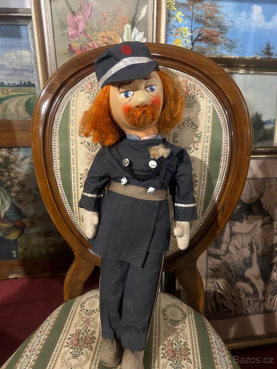 Starý panák ve vojenské uniformě unikátní kousek
