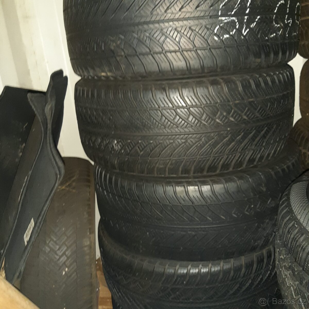 245/45/18 Goodyear 7mm zimní 4ks