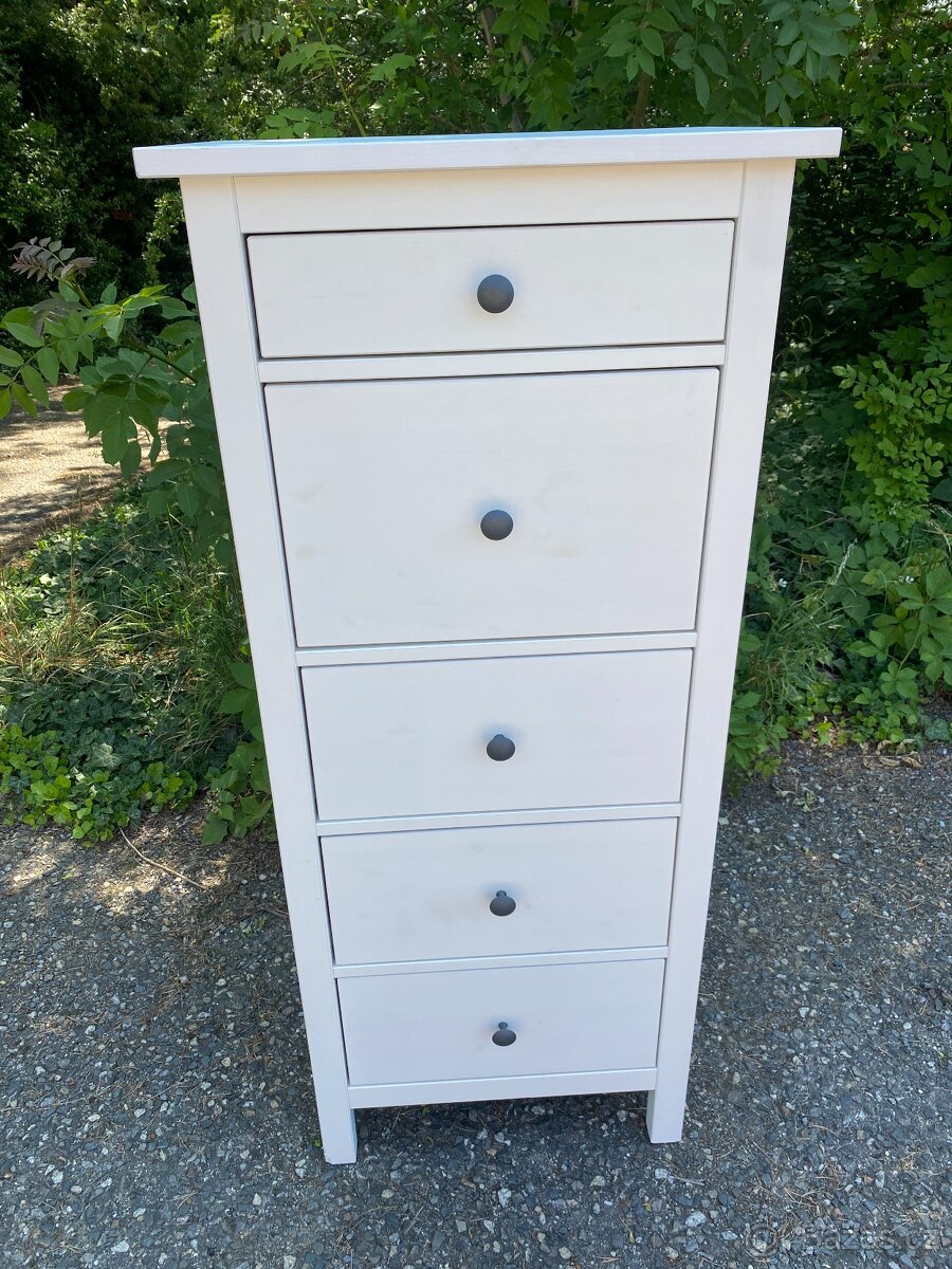 Komoda IKEA Hemnes s 5 zásuvkami - bíl. mořidlo