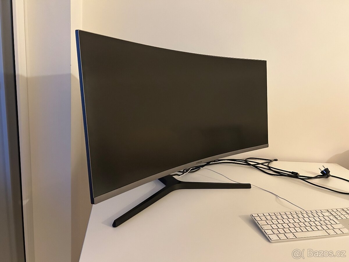 Samsung LED LCD 34" 3440x1440 USB-C, Prohnutý