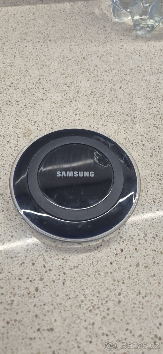 bezdrátová nabíječka pro telefon