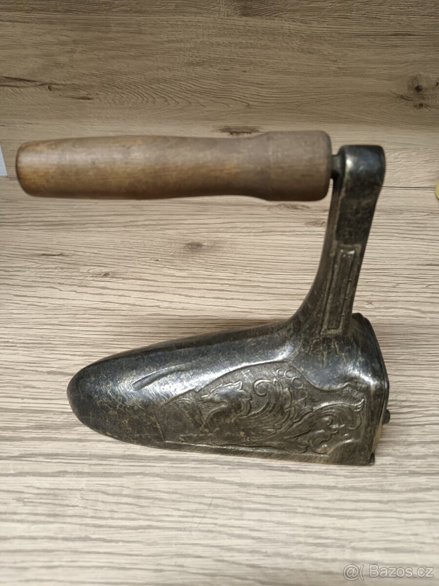 Starožitná žehlička