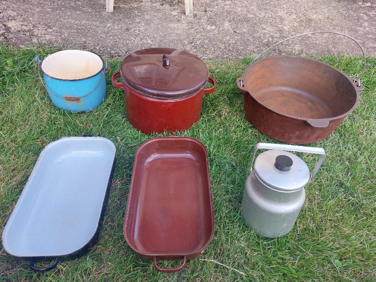 Retro kotlíky a nádobí.