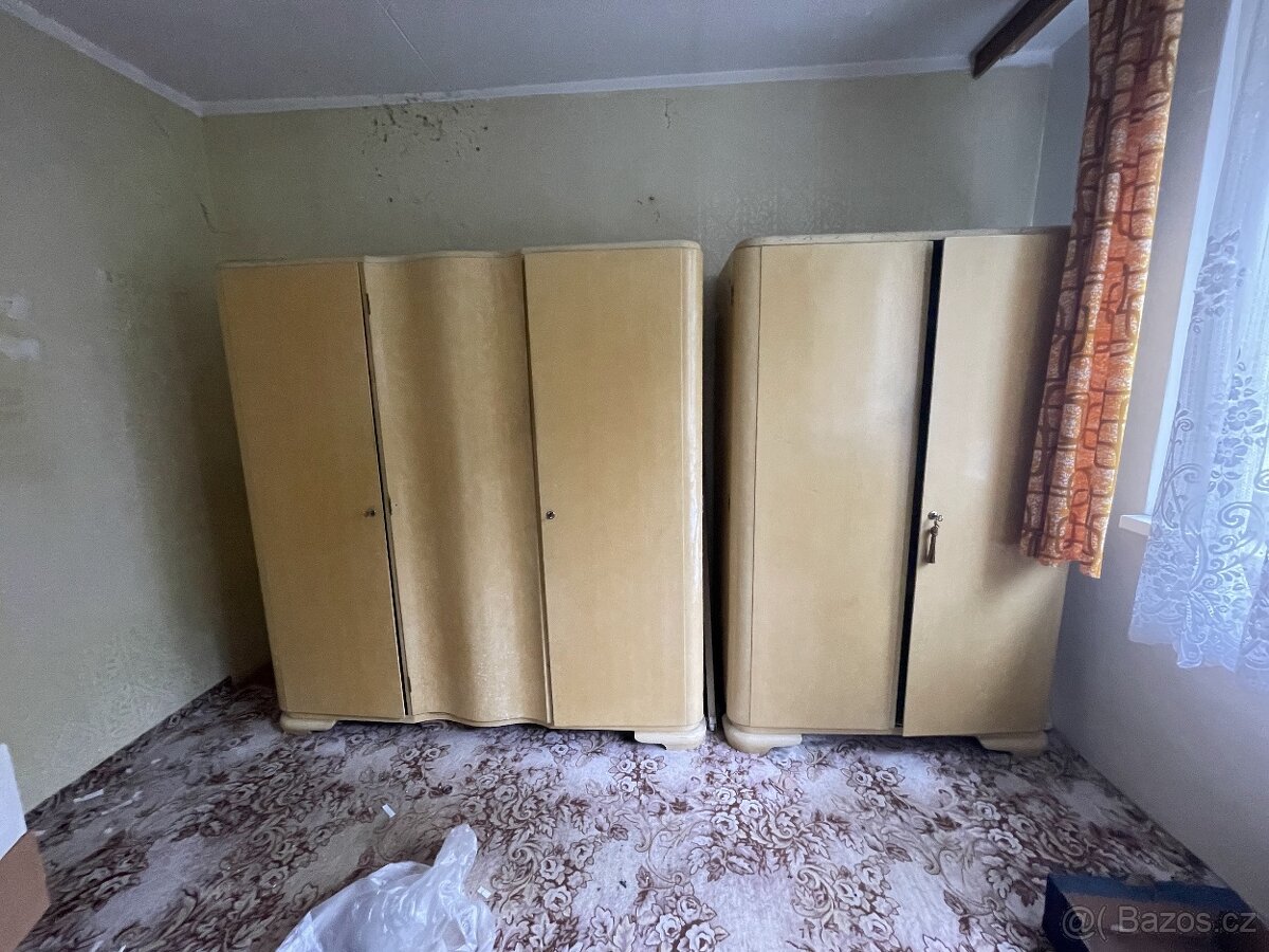 Velké šatní skříně a obývací stěna