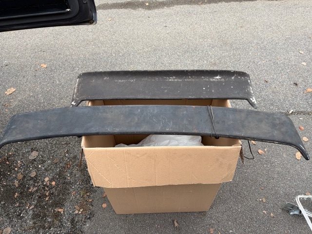 Zadní křídlo a nasávač vzduchu Škoda