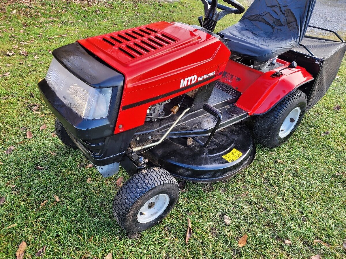 zahradní traktúrek