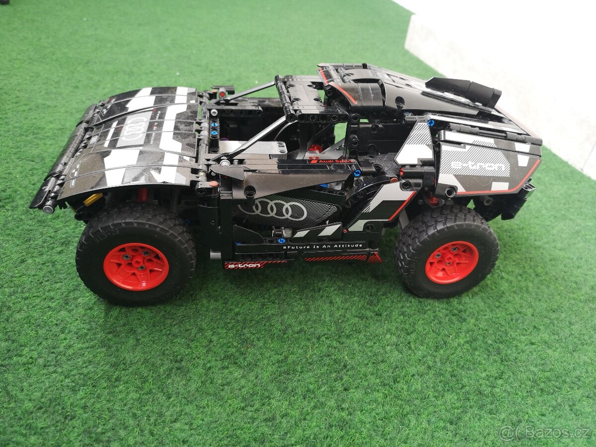 LEGO® Technic Audi RS Q e-tron 42160