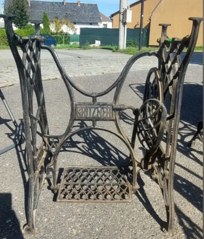 Podstavec k šicímu stroji