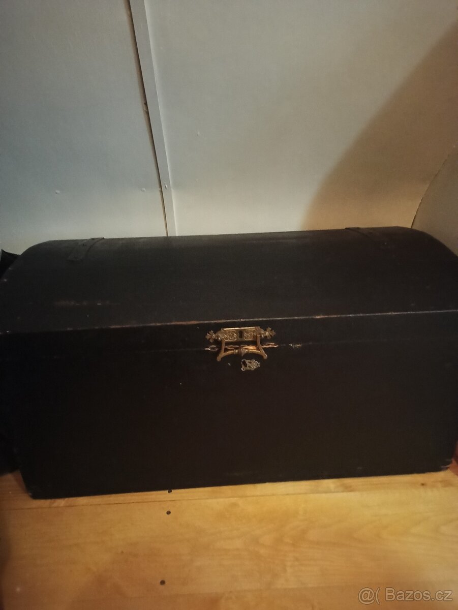 Stará dřevěná truhla