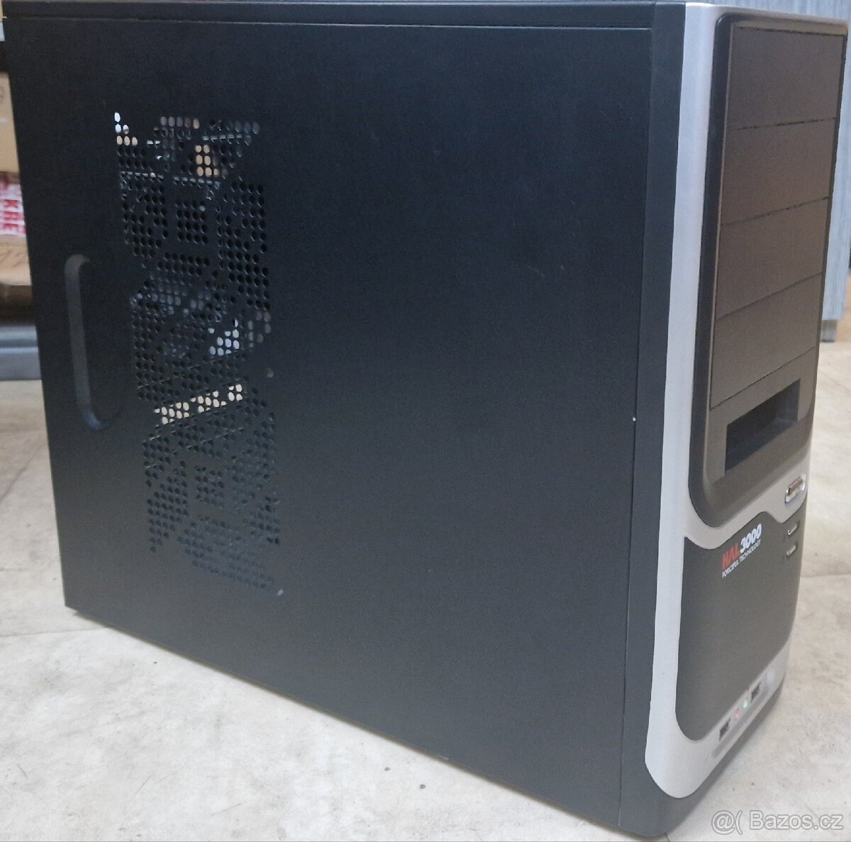 Prázdné počítačové bedny HAL3000 , čtečky karet interní