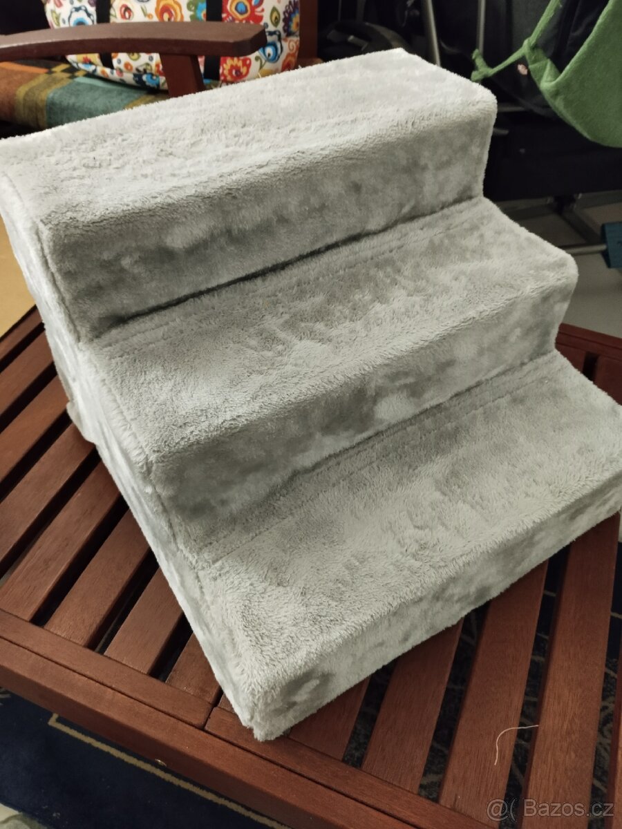 Schůdky pro pejska ke gauči