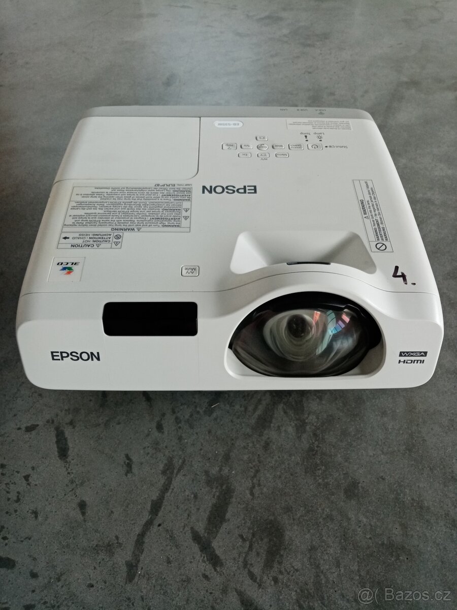 Projektory EPSON 4 ks