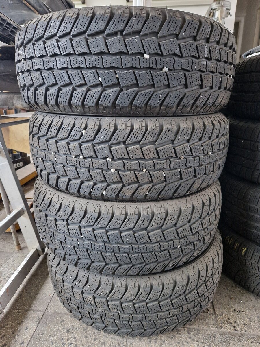 Zimní pneu 245 60 18 téměř nové 9 mm
