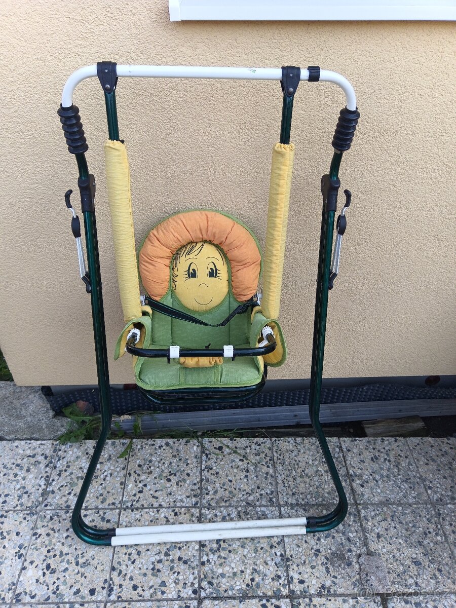 Dětská rozkládací houpačka.