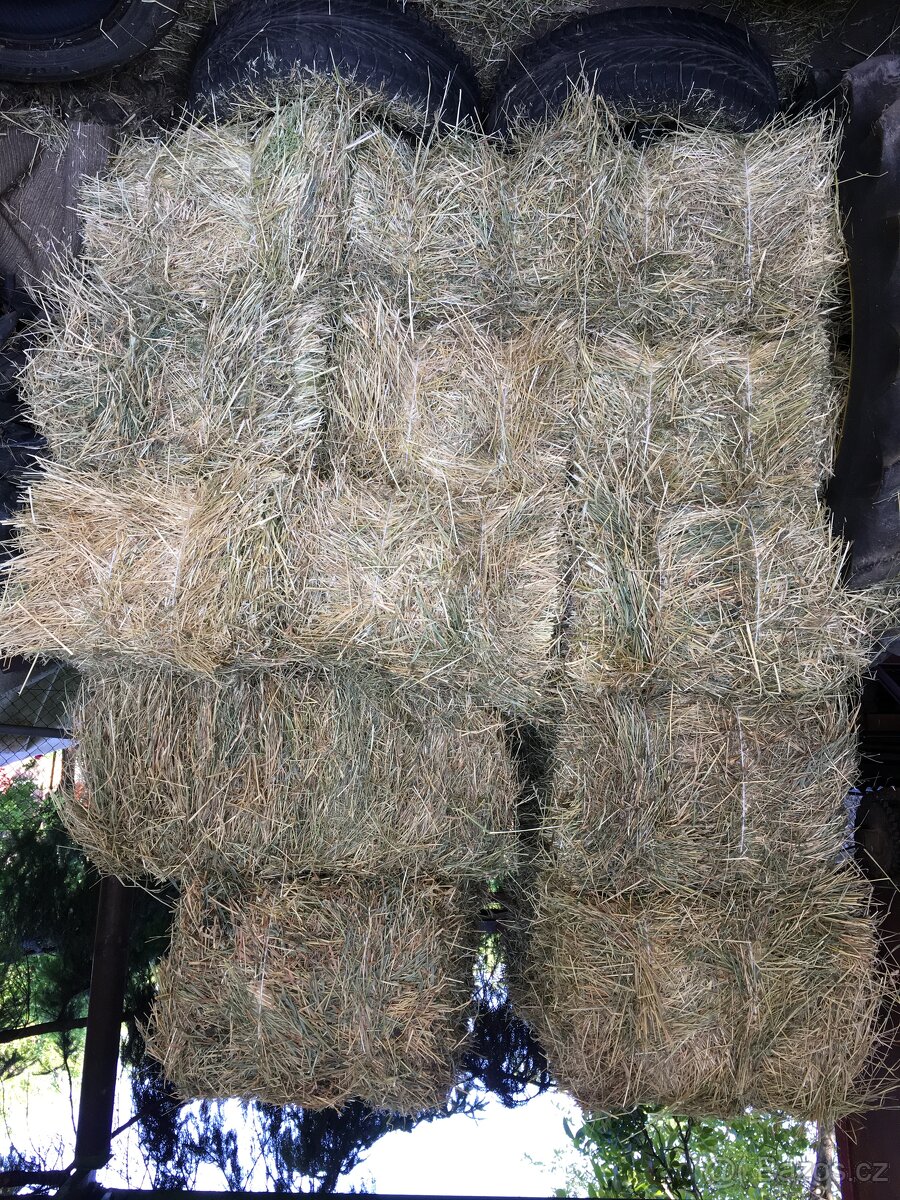 Malé hranaté balíky sena